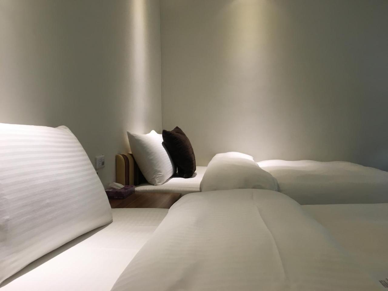 237 Hotel Kaohsiung Bagian luar foto